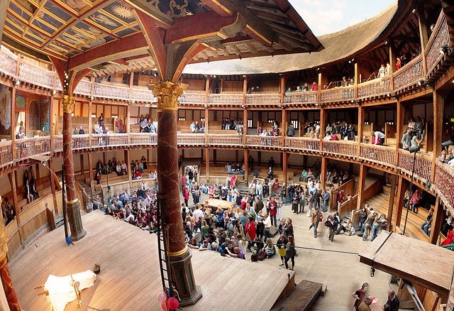 Pessoas no teatro The Globe de Shakespare em Londres