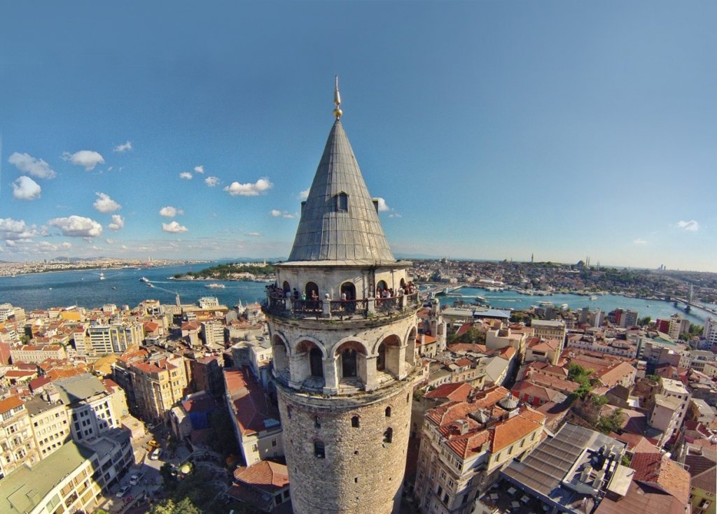 Visitantes no topo da Torre Gálata em Istambul na Turquia