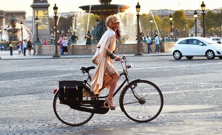 Mulher andando de bicicleta em Paris