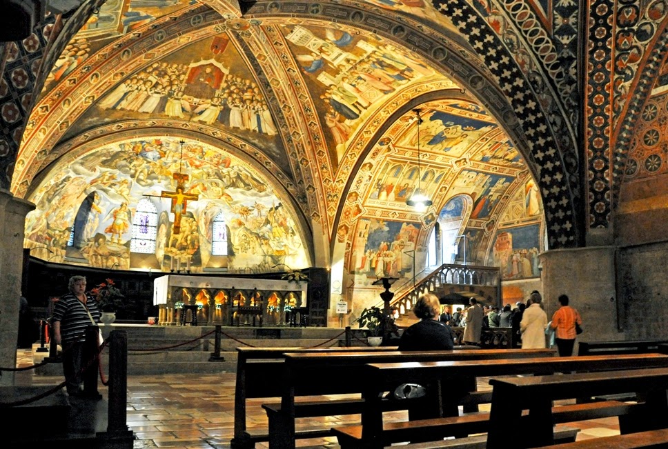 Interior da Basílica de São Francisco de Assis na Itália