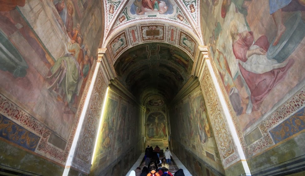 Pessoas no santuário da escada santa em Roma