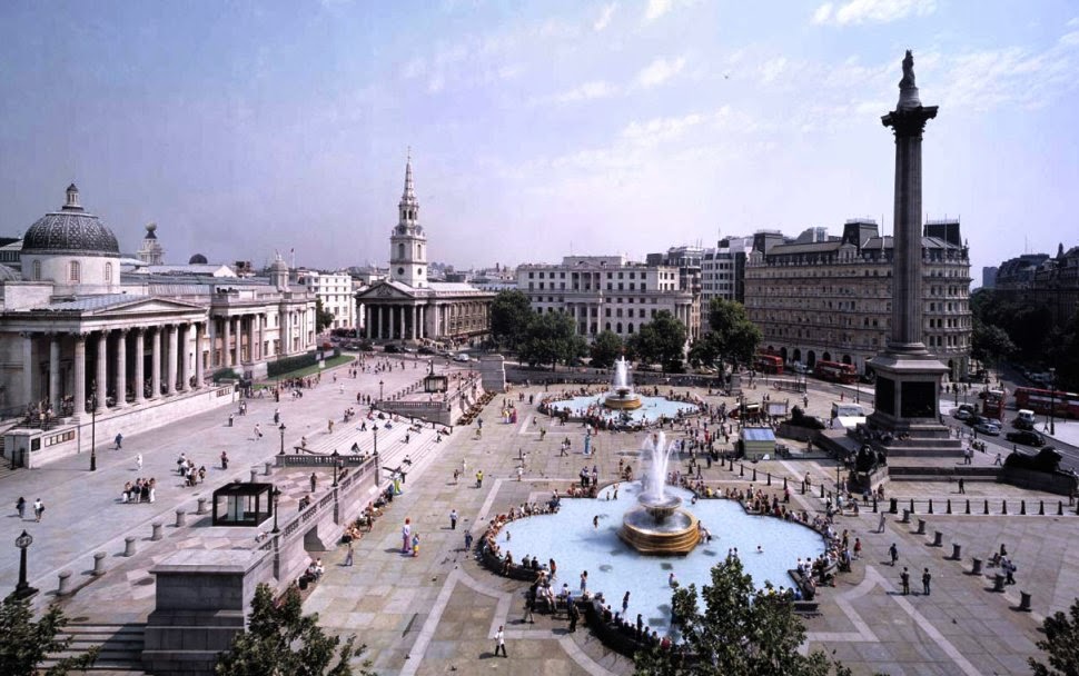 Movimento na Praça Trafalgar Square em Londres