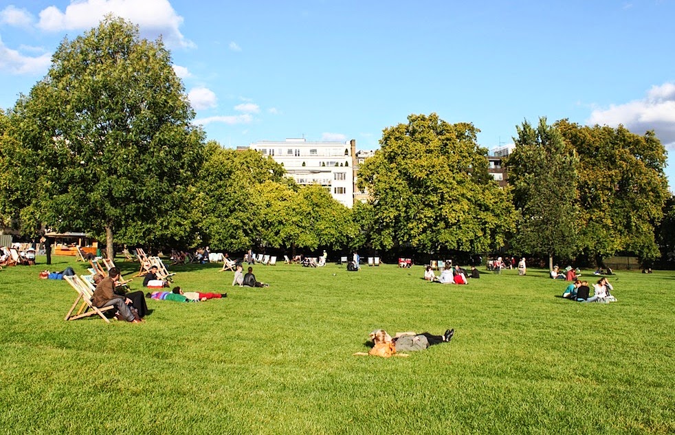 Pessoas no parque Green Park em Londres