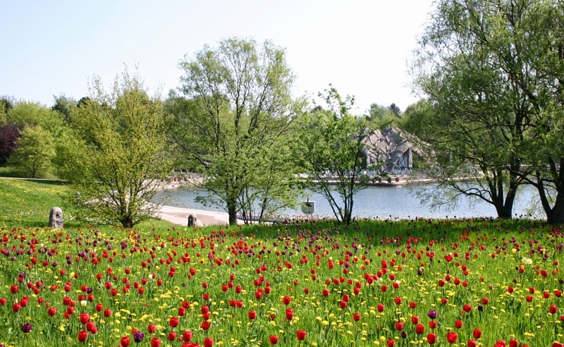 Jardim e lago no Parque Britzer Garten em Berlim