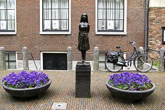 Estátua de Anne Frank em Amsterdam