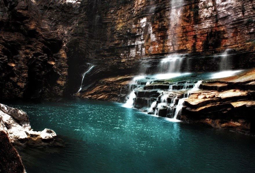 Água da cachoeira de Tortum na Turquia