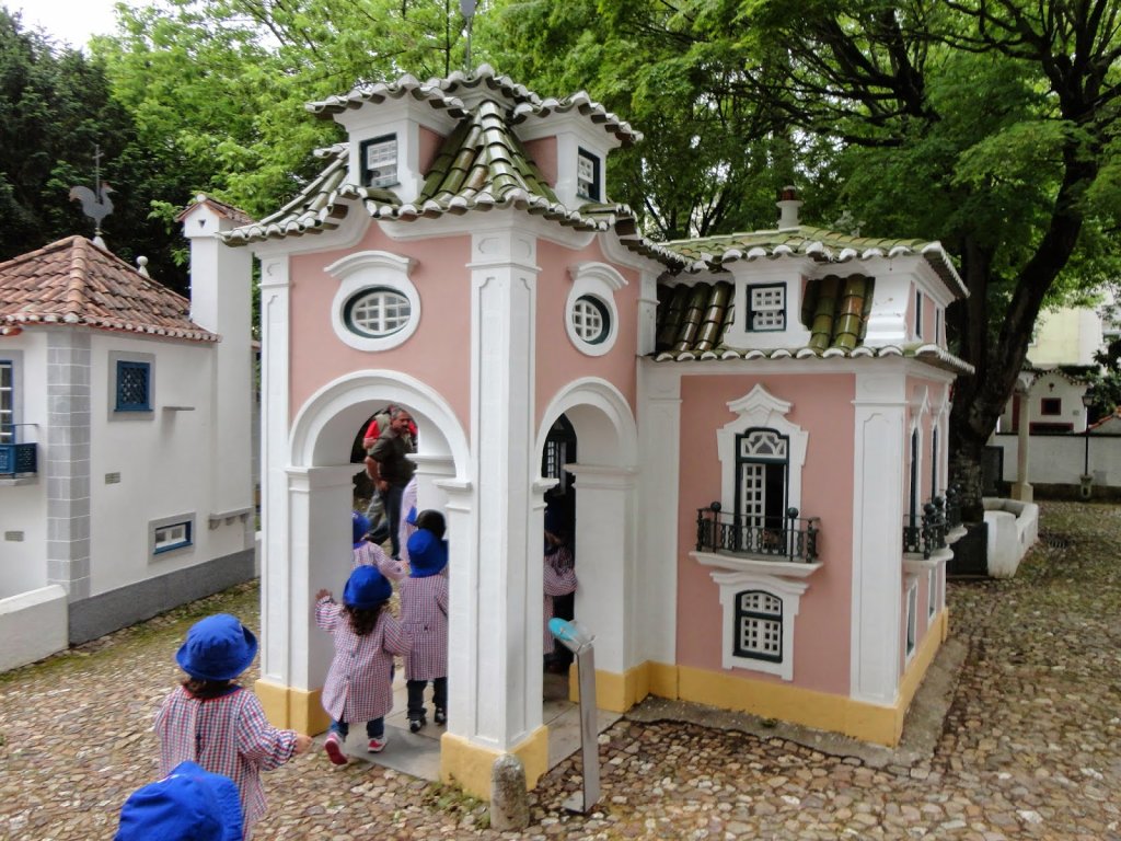 Crianças no Portugal dos Pequenitos em Coimbra