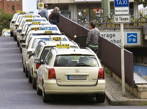 Táxis parados em rua de Berlim