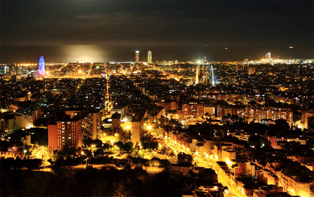 Barcelona iluminada durante a noite