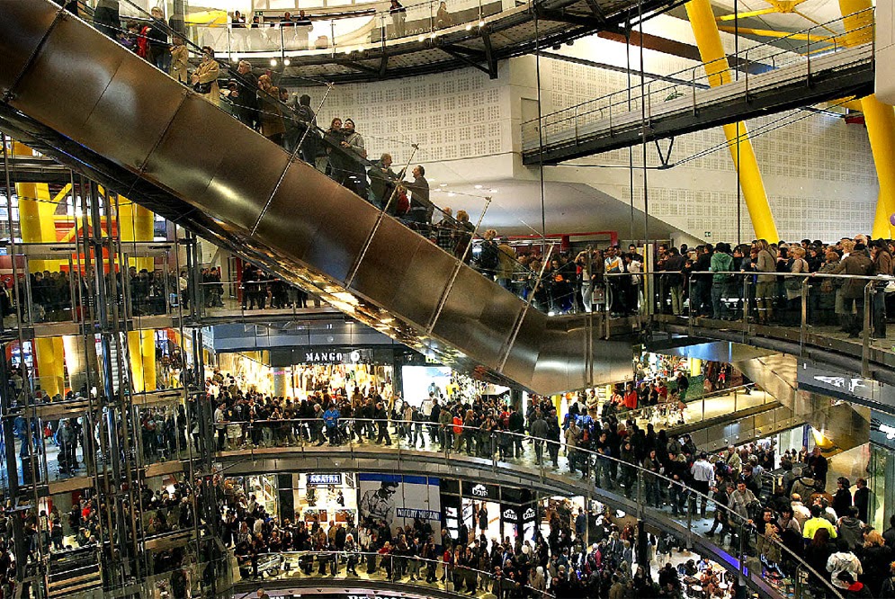 Pessoas em shopping de Barcelona