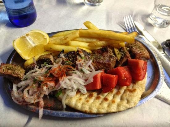Prato servido no restaurante Thanasis Souvlaki em Atenas
