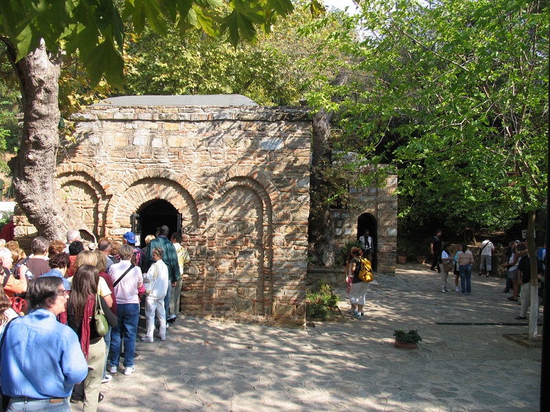 Visitantes em fila para entrar na Casa da Virgem Maria na Turquia