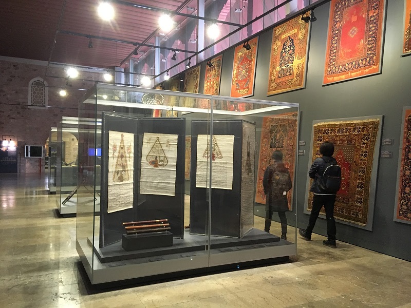 Visitantes no Museu de Arte Islâmica e Turca em Istambul