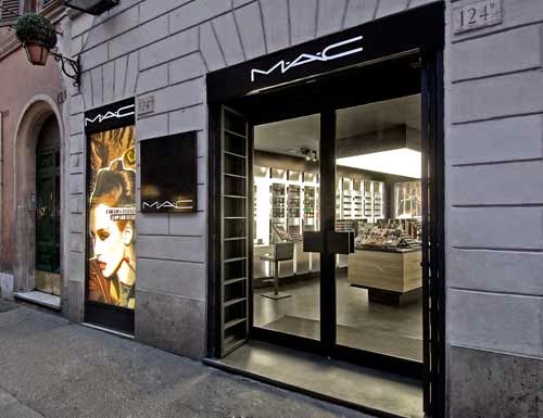 Loja da MAC em rua de Roma