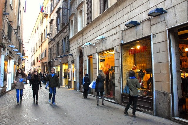 Estabelecimentos comerciais em rua de Roma