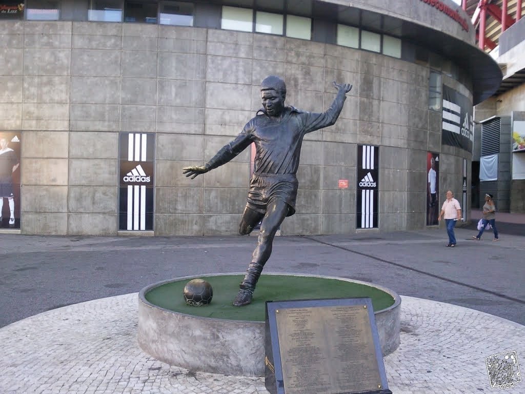 Estátua do lado de fora do Estádio da Luz em Lisboa