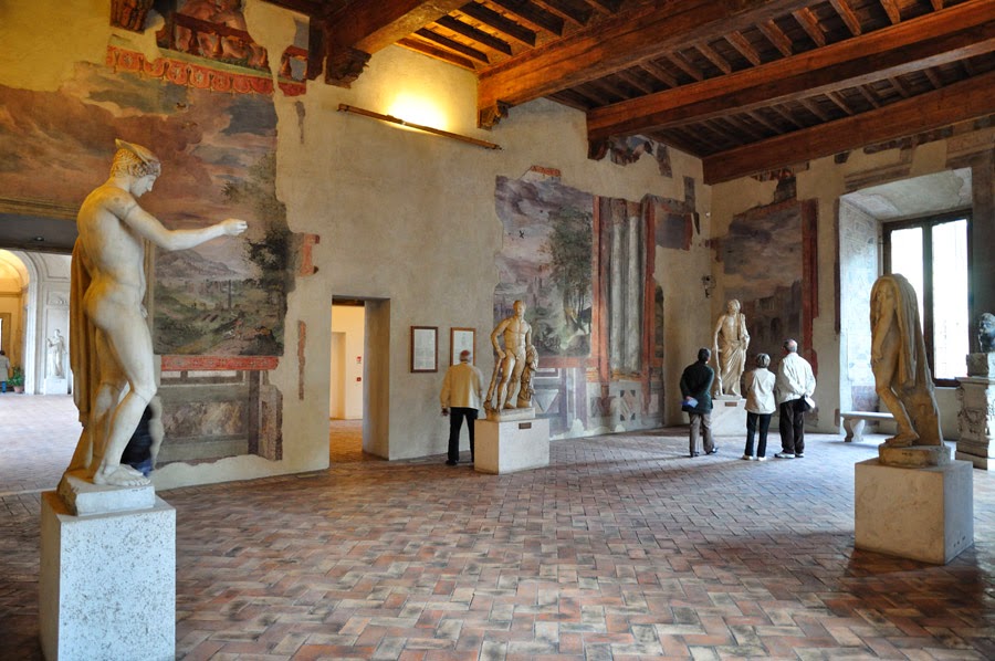 Visitantes no Museu Nacional Romano em Roma