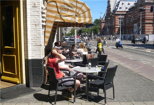 Mesas do lado de fora do Pompa Restaurant em Amsterdã