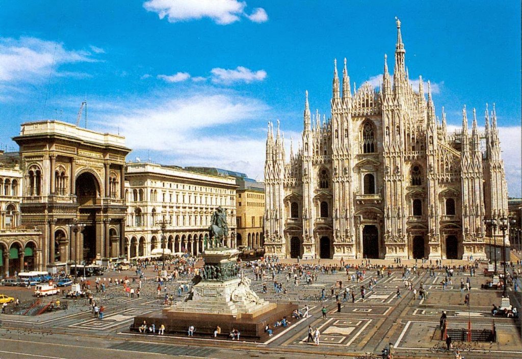 Piazza del Duomo em Milão na Itália