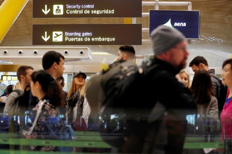 Pessoas em aeroporto da Espanha