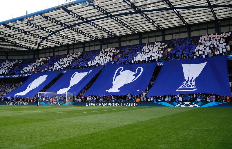 Torcedores no estádio Stamford Bridge do Chelsea