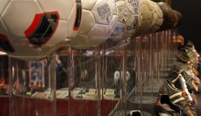 Bolas e chuteiras no Museu do Atlético de Madrid em Madri