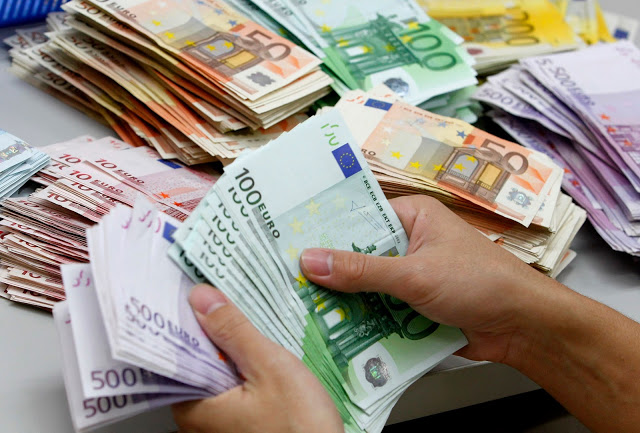 Pessoa segurando notas de euros