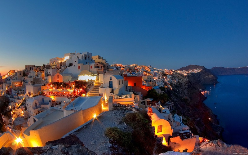 Santorini na Grécia iluminada durante a noite