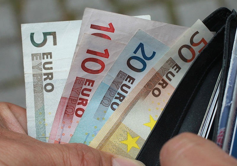 Comprando euros: Como abrir uma conta global para levar euros à Europa