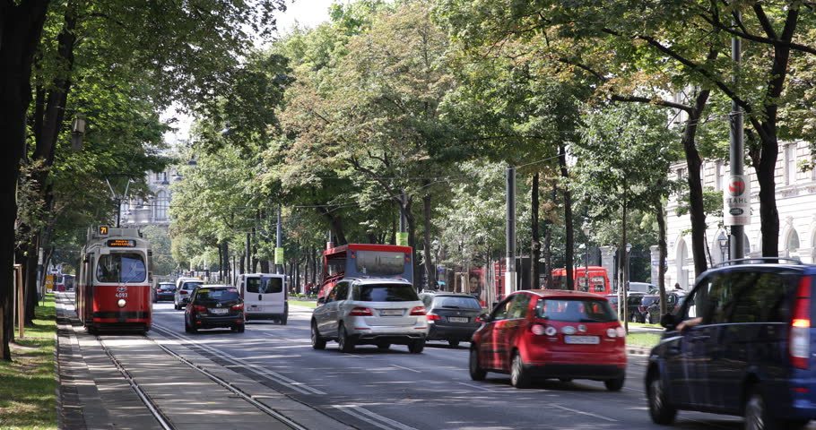 Carros e bonde em rua de Viena
