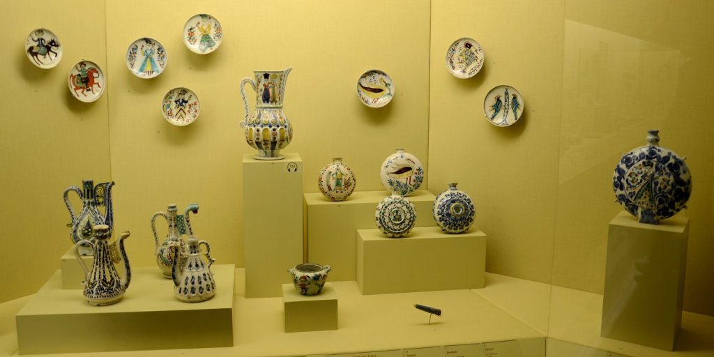 Coleção de louças e cerâmicas do Museu Pera em Istambul