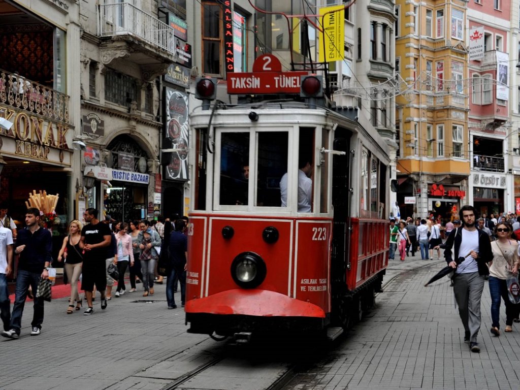 Passeio de bonde pela Avenida Taksim em Istambul
