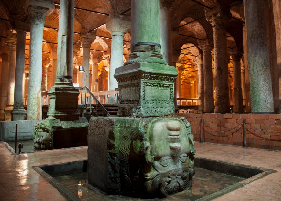 Cabeças de Medusa na Cisterna da Basílica em Istambul