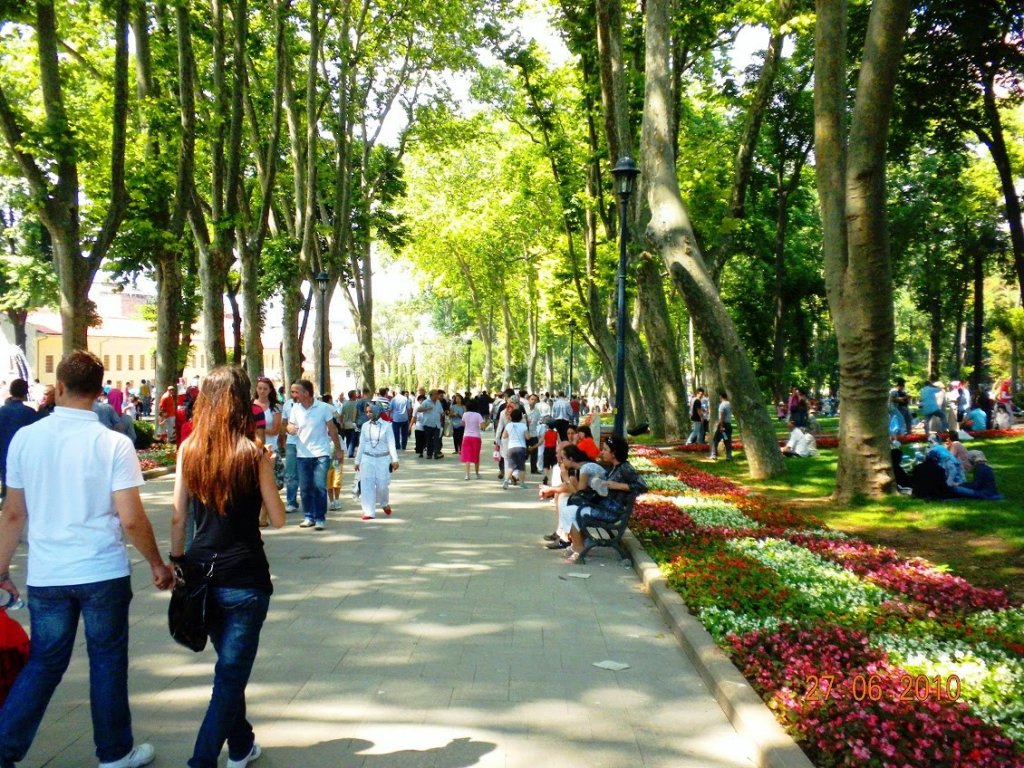 Passeio com as crianças pelo parque Gülhane em Istambul