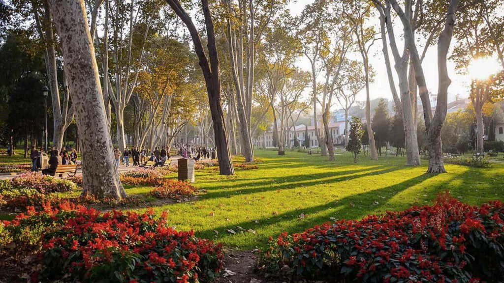 Piquenique romântico no Parque Gülhane em Istambul